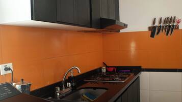 Refrigerador, horno, parrilla de estufa y cafetera y tetera