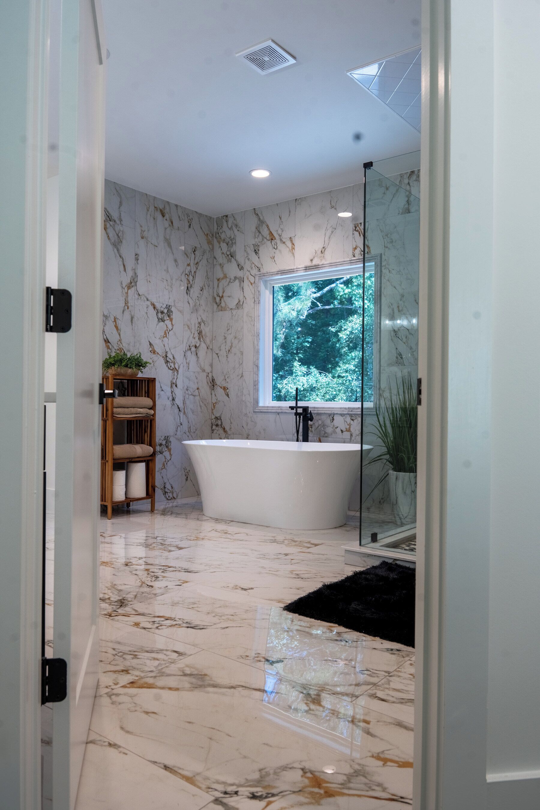 Shower, jetted tub, hair dryer, towels