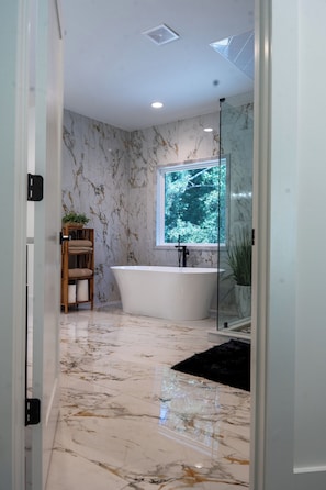 Douche, baignoire à jets, sèche-cheveux, serviettes fournies