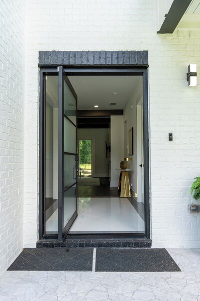 Stunning 4 bd Lux home offering comfort & style