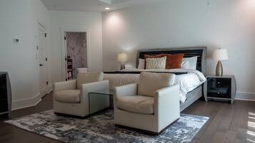 4 soveværelser, pengeskab på værelset, skrivebord, strygejern/strygebræt