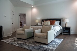 4 habitaciones, caja de seguridad en la habitación y escritorio 