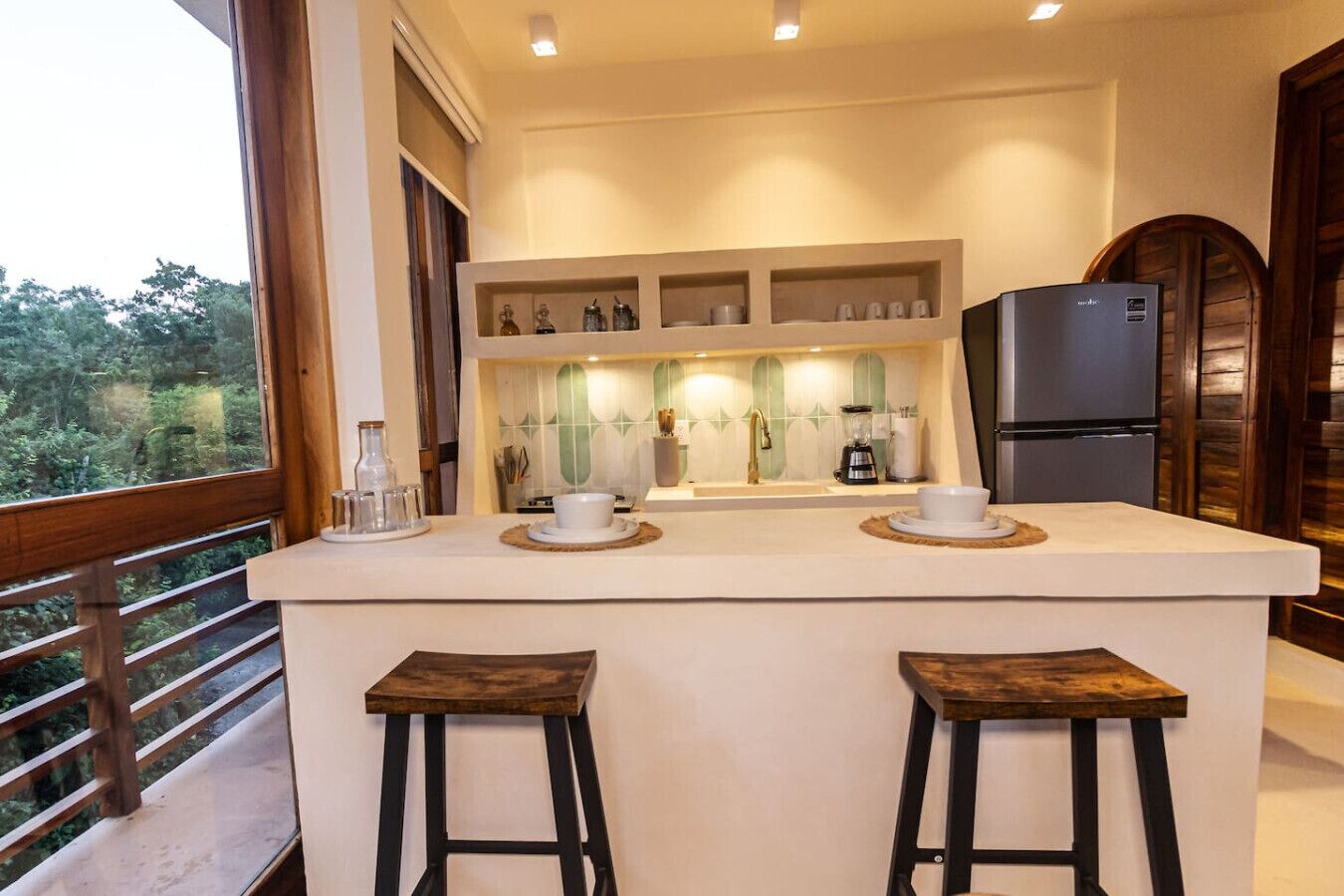 Frigorífico, placa de cocina, cafetera o tetera y tostadora