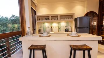 Een koelkast, een kookplaat, een koffiezetapparaat/waterkoker