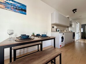 Dining - Spacious Central 2BR • Sleeps 6 • Great for Groups (Brighton and Hove)