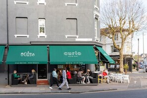 Exterior - Spacious Central 2BR • Sleeps 6 • Great for Groups (Brighton and Hove)