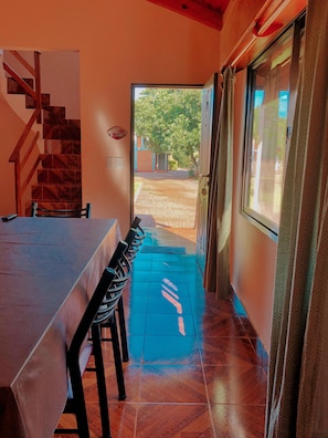 Cabana família, varanda, vista para o pátio | Área de estar