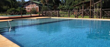 2 piscines a l'aire lliure