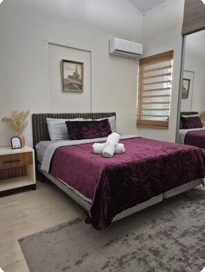 5 bedrooms, iron/ironing board, Internet, bed sheets