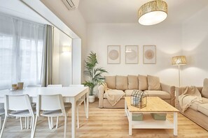 Deluxe appartement, 4 slaapkamers, balkon | Woonruimte | Flatscreentelevisie