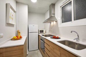 Apartment, 4 Bedrooms, Balcony | Private kitchen