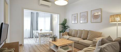 Departamento Deluxe, 4 habitaciones, balcón | Área de sala de estar | Televisión de pantalla plana