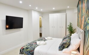3 bedrooms, desk, iron/ironing board, travel crib
