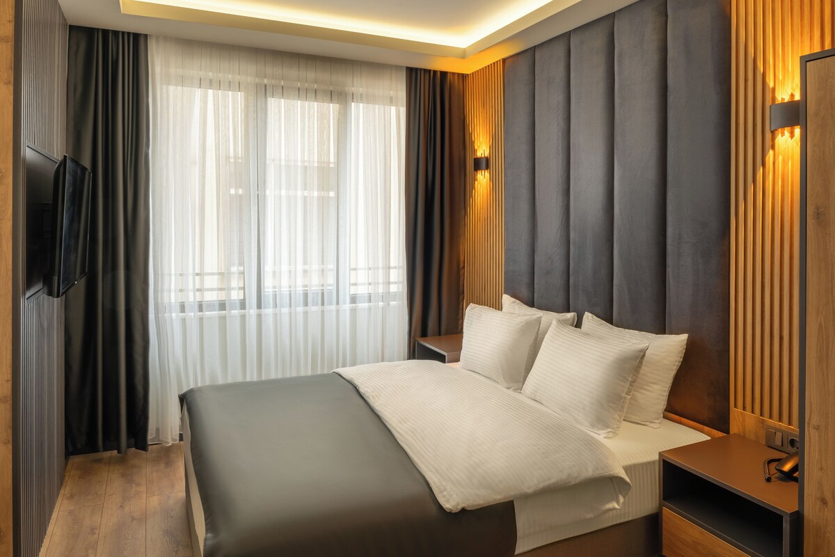 TRIPPLE ROOM
