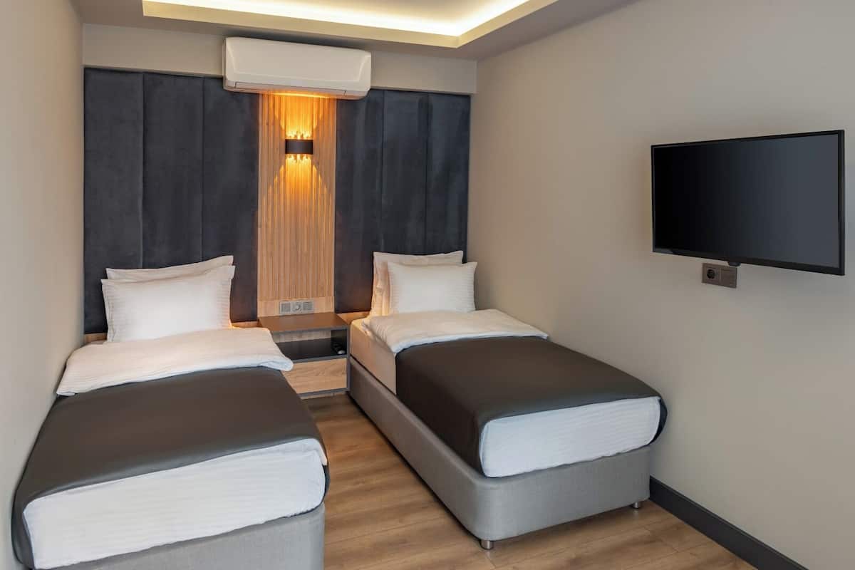 In-room safe, WiFi (free)