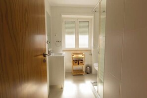 Douche, sèche-cheveux, serviettes fournies, savon