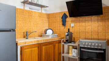 Refrigerador, horno, parrilla de estufa y cafetera y tetera