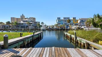 House, Multiple Beds (Leaning Palms) | Marina