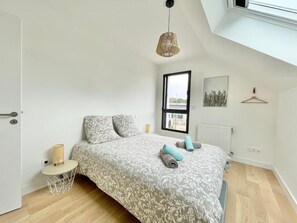 4 bedrooms, desk, iron/ironing board, travel cot