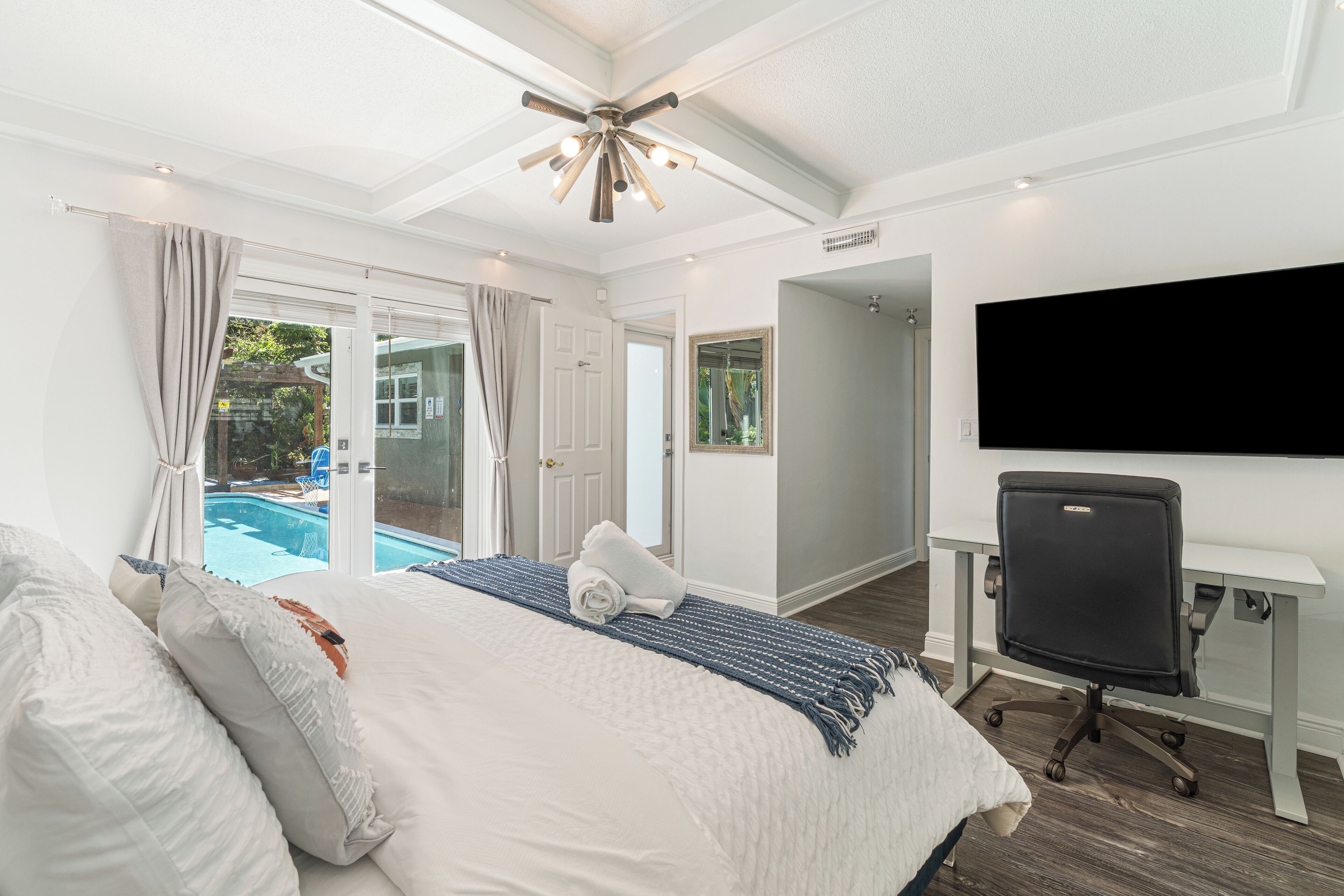 3 bedrooms, desk, iron/ironing board, travel crib