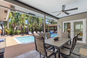 Outdoor pool, a heated pool - Palm Breeze Oasis - Heated Pool, Steps to The Lake, Very Close to The Park! (Oakland Park)