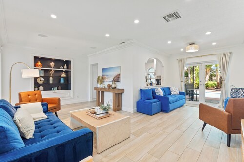 Palm Breeze Oasis - Heated Pool, Steps to The Lake, Very Close to The Park!