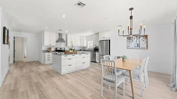 House (6 Bedrooms) | Interior