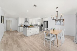 House (6 Bedrooms) | Interior