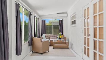 House (6 Bedrooms) | Interior