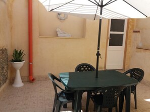 تناول الطعام بالخارج