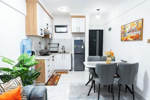 Superior Apartment, 2 Bedrooms, Balcony, City View | In-room dining