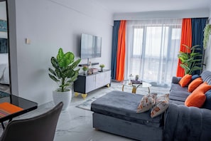 Departamento superior, 1 habitación, balcón, vista a la ciudad | Área de sala de estar