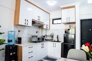 Departamento superior, 1 habitación, balcón, vista a la ciudad | Cocina privada | Refrigerador con congelador, microondas y parrilla de estufa