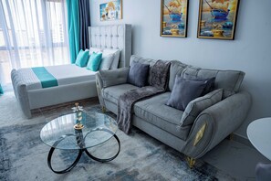 Estudio superior, 1 cama King size, baño privado, vista a la ciudad | Caja de seguridad en la habitación y escritorio 