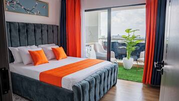 Superior-Apartment, 1 Schlafzimmer, Balkon, Stadtblick | Zimmersafe, Schreibtisch, laptopgeeigneter Arbeitsplatz