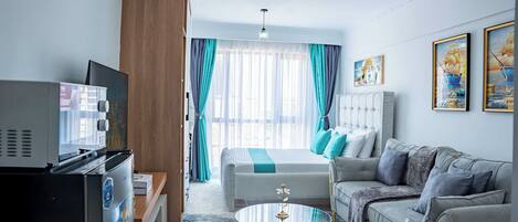 Estudio superior, 1 cama King size, baño privado, vista a la ciudad | Caja de seguridad en la habitación y escritorio