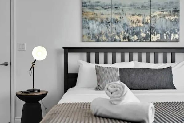 Desk, iron/ironing board, WiFi, bed sheets