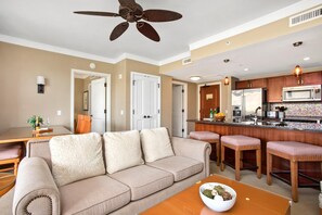 Condo (4 Bedrooms) | Living room