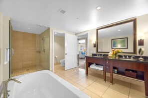 Condo (4 Bedrooms) | Bathroom | Shower, designer toiletries