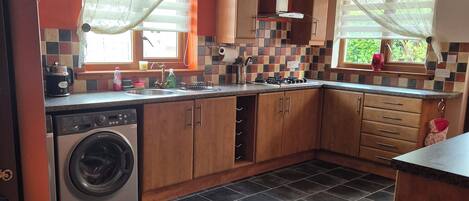 ثلاجة، ميكروويف، فرن، موقد طهي مسطح