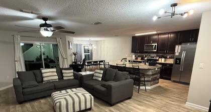 Spacious 4BR-3 Full bath- JAX Airport- RIVERCITY - BEACHES center spot.