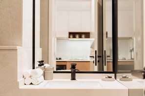 Douche, sèche-cheveux, serviettes fournies, savon