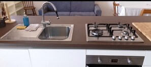 Un four, surface de cuisson, lave-vaisselle