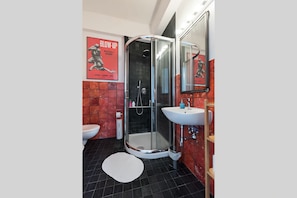 Shower, free toiletries, hair dryer, bidet