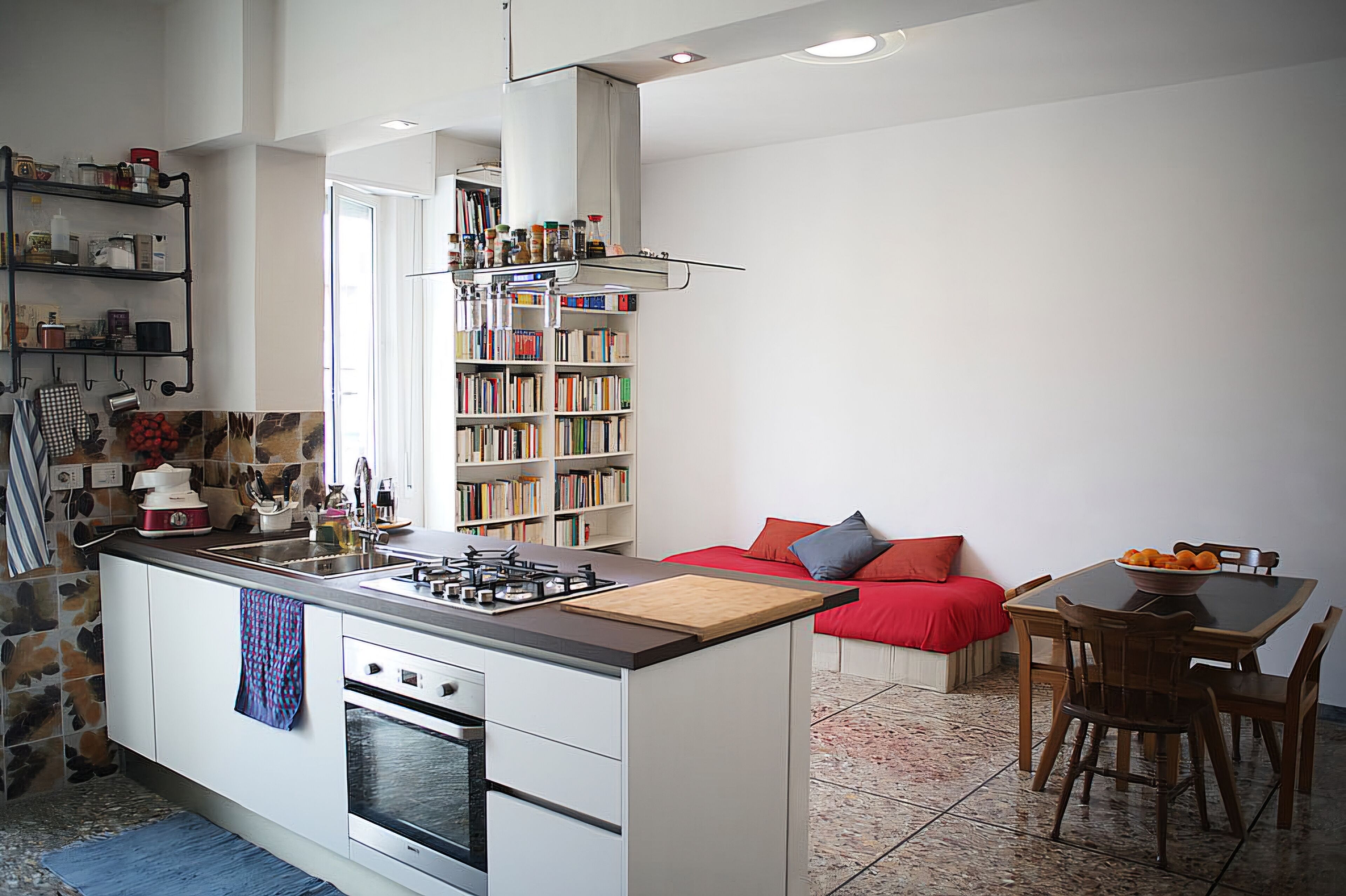 Een oven, een kookplaat, een vaatwasser