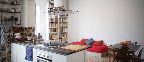 Een oven, een kookplaat, een vaatwasser