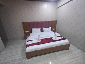 Basic Double Room | Desk, laptop workspace, free WiFi
