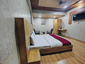 Deluxe Double Room | Desk, laptop workspace, free WiFi