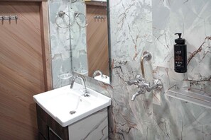 Regadera, amenidades de baño gratuitas, toallas, jabón 