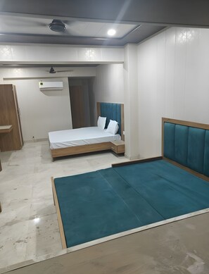 Phòng Suite dành cho gia đình | Bàn, khu vực làm việc phù hợp cho laptop 